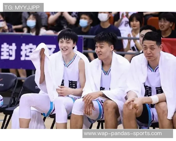 广东季后赛阵容揭晓胡明轩领衔五后卫中锋莫兰德搭档2米26巨人